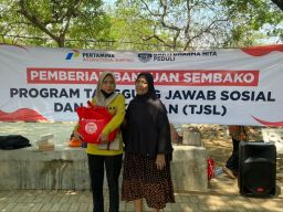 Melalui Dana CSR, Pertamina dan Yayasan BDH Peduli Berbagi Ratusan Sembako
