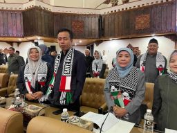 Kompak, Fraksi PKB Jatim Memakai Syal "Save Palestine" Saat Paripurna