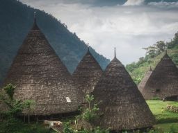 Terinspirasi Kehidupan Kampus yang Beragam, Mahasiswa Unitomo Lakukan Penelitian Rumah Adat Mbaru Niang