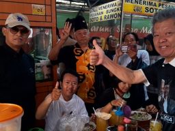 Politik Gembira Ala SIBER, Ajak Pengunjung Taman Bungkul Makan Rowon Kalkulator Gratis