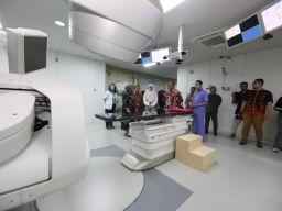 Komitmen Tingkatkan Pelayanan Kesehatan, Pemkot Surabaya Resmikan Layanan Radioterapi