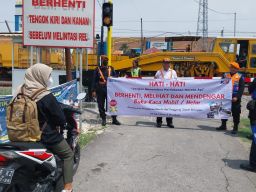 Jalur Ganda Stasiun Mojokerto - Sepanjang Beroperasi, Berhenti, Lihat dan Dengar Sebelum Melewati Perlintasan KA
