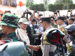 Kunjungi Posko Tanggap Bencana Erupsi Gunung Merapi Kabupaten Agam, Menhan Prabowo Beri Santunan