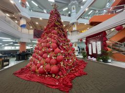 Chinese Ornament Christmas Tree Ala PCU, Gunakan Kipas, Kresek, Hingga Tempeh