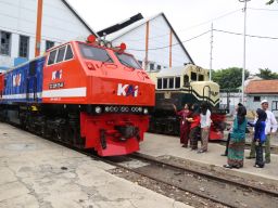 Lokomotif Livery Vintage Merah dan Biru Warnai Peringatan 1 Abad Beroperasinya Depo Sidotopo
