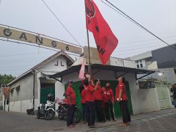 Semangat Menang Hattrick, Bendera PDI Perjuangan Berkibar di Perkampungan Surabaya