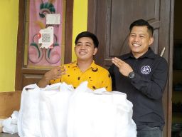 Sambangi Pengusaha Nasi Karage, Cak Ghoni Borong Ratusan Kotak, Bagikan ke Gamis