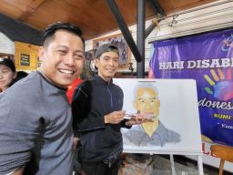 Sekertaris F-PDIP Surabaya Hadiri Acara KDTI, Lihat Lukisan Capres Ganjar yang Dibuat Disabilitas