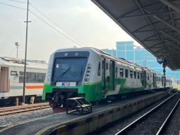 Pelayanan Perjalanan Commuter Line di Wilayah Surabaya Kembali Normal