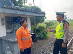 Pasca Libur Nataru, Kanit Kamsel Polres Kediri Mengecek Keamanan Pos Perlintasan Kereta Api