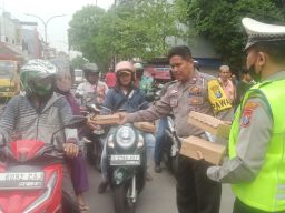 Polsek Simokerto Berbagi Berkah, Bagikan Ratusan Nasi Kotak
