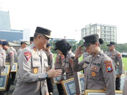 Berprestasi Puluhan PNS dan Personel Polri Raih Penghargaan dari Kapolda Jatim