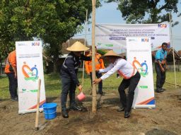 Go Green, Daop 8 Surabaya Dukung Pelestarian Lingkungan Melalui Program Penanaman 1 Juta Pohon