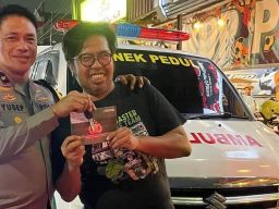 Bentuk Apresiasi, Polda Jatim Beri Satu Unit Ambulance untuk Bonek Rescue
