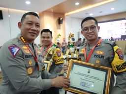 Satlantas Polrestabes Surabaya Raih Penghargaan Penyelesaian Perkara Lalu Lintas Terbaik