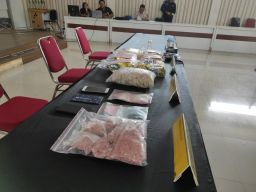 Polrestabes Surabaya Ringkus Dua Kurir Sabu Saat  Transaksi 