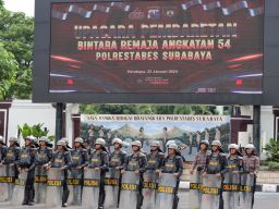 Puluhan Bintara Mengikuti Tradisi Pembaretan Bintara Remaja Polrestabes Surabaya