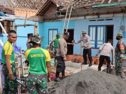 Polisi bersama TNI Bersihkan Puing-puing Rumah Warga Terdampak Puting Beliung