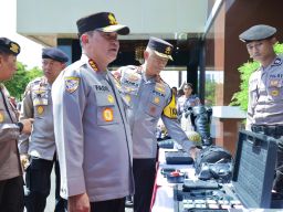Kabaharkam Polri Cek Personel dan Peralatan Pengamanan di Polda Jatim