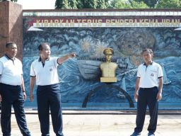 Kurve Gempal Terbesar Bentuk Kepedulian Kodiklatal Jaga Kebersihan Lingkungan