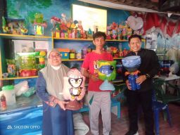 Warga Wonocolo Hasilkan Cuan dari Pengolahan Bank Sampah