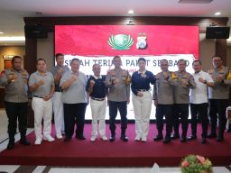 Polda Jatim Salurkan Ribuan Paket Sembako 