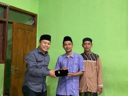 Simbol Ketaqwaan, Cak Ghoni Beri Bantuan Peci ke Guru TPQ Kecamatan Bulak 