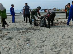 Jaga Kebersihan, Polisi bersama TNI "Sapu Bersih Sampah Laut"