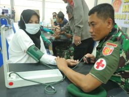 Bakti Kesehatan Polres dan Kodim Mojokerto Berikan Pengobatan Gratis 