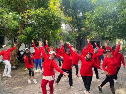 Cak Ghoni Beri Bantuan Seragam Senan Emak-emak Kenjeran 