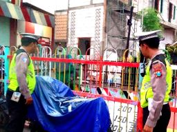 Antisipasi Banjir Polsek Simokerto Cek Debit Air dan Mesin Pompa Simolawang 