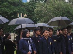 Prihatin Terhadap Kondisi Demokrasi, BEM KM UTM Aksi Menggunakan Payung Hitam 