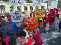 Perayaan Imlek, Warga Raffles Garden Citraland Dihibur Atraksi Barongsai 