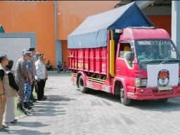 Polisi Lakukan Pengawalan Distribusi Logistik di Jombang 