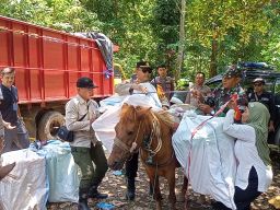 Serunya Polres Jember Mengawal Distribusi Logistik Pemilu 2024 di Daerah Terpencil