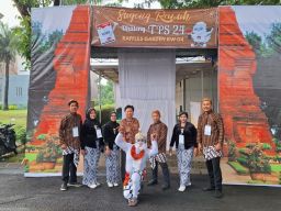 Unik Sekali, Petugas TPS 24 Jeruk Berkostum Hanoman dan Adat Jaya, Suguhkan Hidangan Gratis 