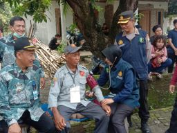 Sidokkes Polres Jombang Cek Kesehatan Petugas Pam Pemilu dan KPPS