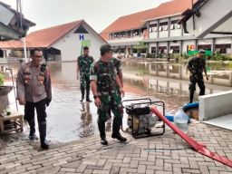 TNI-POLRI hingga BPBD Bahu Membahu Tangani Banjir Sidoarjo