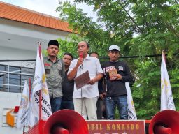 Kecewa, Aliansi Madura Indonesia Demo Bawaslu Surabaya 