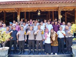 Cooling System Usai Pemungutan Suara, Polres Ponorogo Cangkruan Bersama Warga