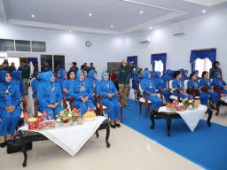 Kunker Ke Lanal Batuporon Bangkalan, Ketua Gabungan Jalasenastri Bagikan Tali Asih