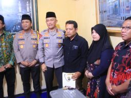 Belasungkawa Kapolda Jatim Takziah ke Rumah Duka Anggota PPS di Sidoarjo 