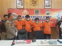 Diduga Mencuri Tiang Fiber Optik PT KAI, Empat Pria Digelandang Polisi 