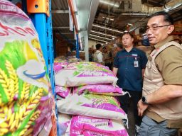 Jangan Panik, Stok Beras di Jatim Cukup 