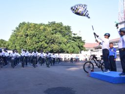 Dankodiklatar Bersama Pimpinan TNI AL Wilayah Surabaya Fun Bike dan Baksos Bersama