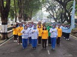 HUT Dharma Pertiwi Ke-60, Ayu Nur Alamsyah Ikuti Olahraga Bersama hingga Bagikan Door Prize 