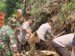 Polres Malang, TNI hingga Warga Gotong Royong Bersihkan Tanah Longsor di Wagir