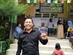 Cak Ghoni Bersama Warga Kenjeran Gunakan Hak Pilihnya di TPS 001