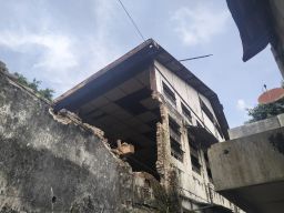 Bangunan Kuno Kraton Gang II Ambrol, Reruntuhannya Mengenai Rumah Warga 