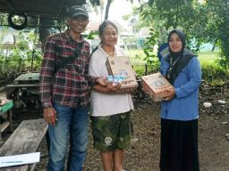 Peduli Banjir Sidoarjo, U Save Children Bersama Frisian Flag Indonesia Bagikan Susu untuk Anak